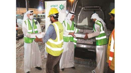 التجارية توزع وجبات السحور على العمال 