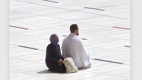 تفيأت ظل أخيها.. صورة من المسجد الحرام تخطف الأنظار
