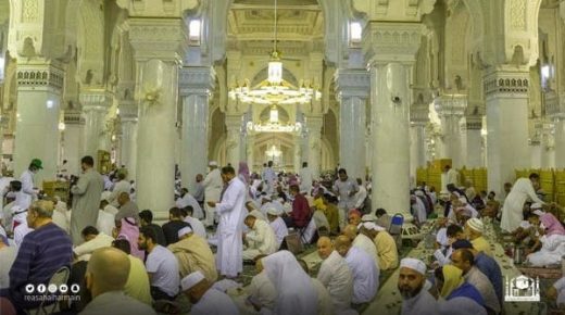توزيع 20 طنا من التمور على الإفطار للسفر إلى المسجد الحرام والمسجد النبوي 