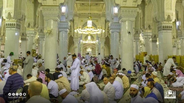 توزيع 20 طنا من التمور على الإفطار للسفر إلى المسجد الحرام والمسجد النبوي 