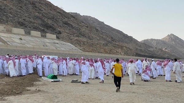 حشود سعودية كبيرة تنعي الضحية "الحمضية" في مثواها الأخير 