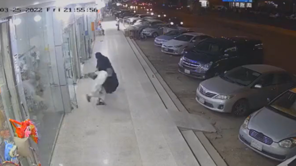 شرطة الرياض تعتقل شخص حاول سرقة امرأة مسنة 