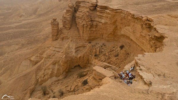 صور تخطف القلوب.. إفطار على حافة جبل طويق الساحرة