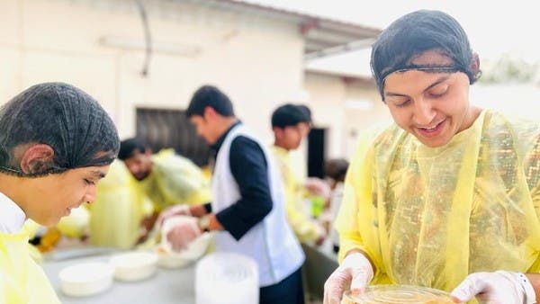 عمل تطوعي .. سعوديون يقدمون الإفطار لهذه العائلات في الجوف 