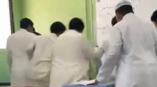 فيديو صادم.. طالب يسقط ميتاً خلال مشاجرة مدرسية في جدة