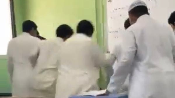 فيديو صادم.. طالب يسقط ميتاً خلال مشاجرة مدرسية في جدة