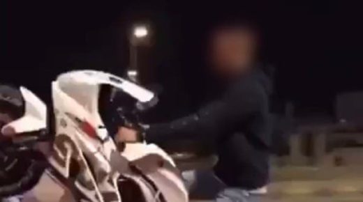 قادها على إطار واحد.. ضبط سائق الدراجة النارية في مكة