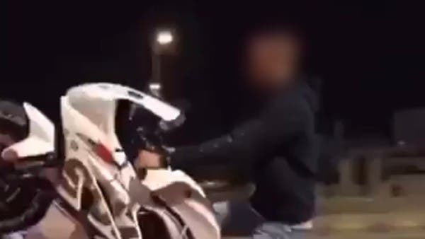 قادها على إطار واحد.. ضبط سائق الدراجة النارية في مكة