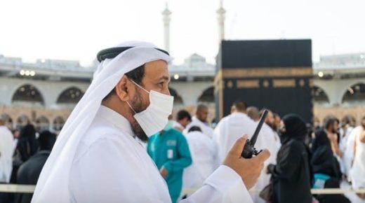 مديرون يعملون على مدار الساعة لراحة ضيوف المسجد الحرام