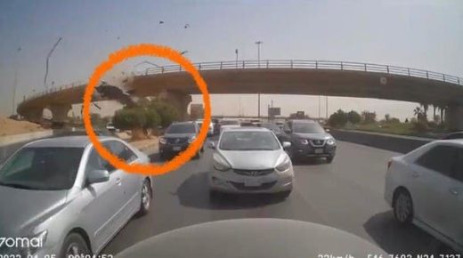 مشهد مروّع .. سيارة تحلق فوق جسر في الرياض 