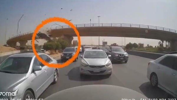 مشهد مروّع .. سيارة تحلق فوق جسر في الرياض 