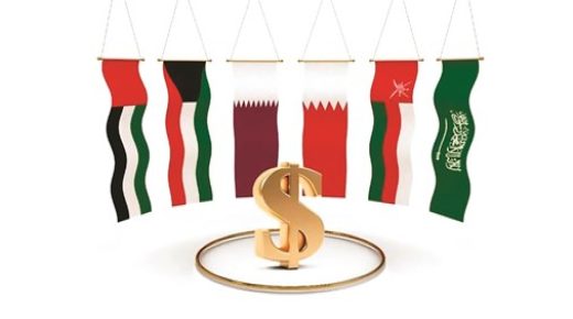 يعرض ربط العملات الخليجية بالدولار 