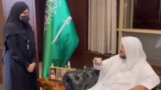 وزير الشؤون الإسلامية يوجه بتعيين سيدة متخصصة بالإعلام كرئيسة للقسم بمكة