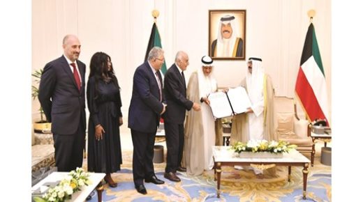 ولي العهد يتلقى حجة الوقف 