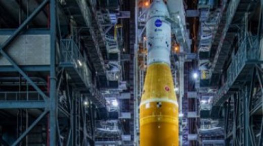 اندلع حريق في صاروخ القمر Artemis 1 بسبب إعصار أثناء نقله 