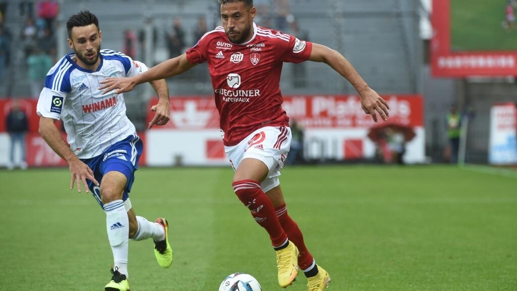 بناء على طلب اللاعب ، أنهى نادي بريست الفرنسي عقد المهاجم الجزائري الدولي يوسف بليلي 