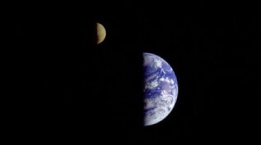 مثل اليوم ، التقطت فوييجر 1 أول صورة لنظام الأرض والقمر في 18 سبتمبر 1977. 