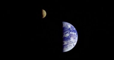 مثل اليوم ، التقطت فوييجر 1 أول صورة لنظام الأرض والقمر في 18 سبتمبر 1977. 