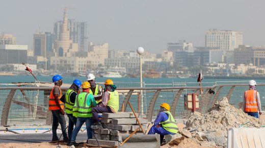 يريد المشجعون من الفيفا دفع تعويضات للعمال الأجانب ، حسب استطلاع للرأي 