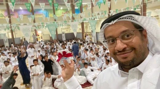 اجتاحت مواقع التواصل.. شاهد فرحة طلاب بتكريم معلمهم
