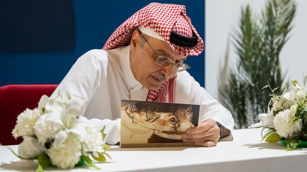 الأمير بدر بن عبد المحسن يوقِّعُ مجموعة “الأعمال الشعرية”
