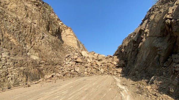 شاهد انهيار جبل في عسير.. ووزارة النقل تتحرك
