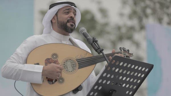 فنان سعودي يبدع في تصنيع آلة تجمع بين القانون والعود