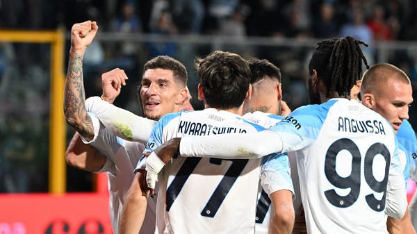 نابولي يفوز على كريمونيزي ويتصدر الدوري الإيطالي