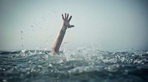 والدتها رمت نفسها بعدها.. هكذا أنقذ سعودي طفلة غرقت