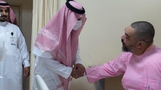 وزير السياحة يطمئن على حالة سائحين أصيبوا بحادث في العلا