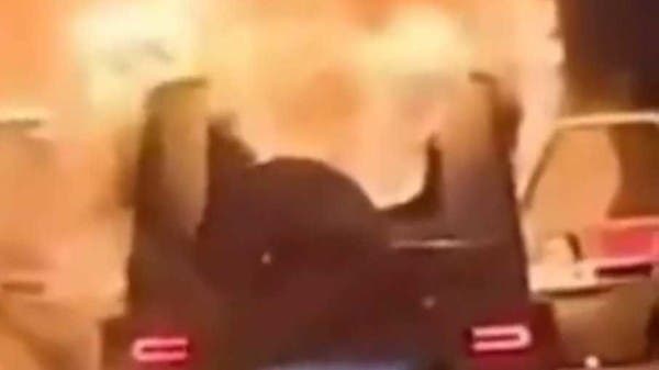 أحرقوا مركبة فارهة بمعرض سيارات.. ضبط 10 أشخاص بالرياض