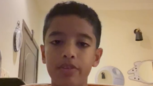 طفل يبهر السعوديين.. شاهد ما قاله عن المملكة