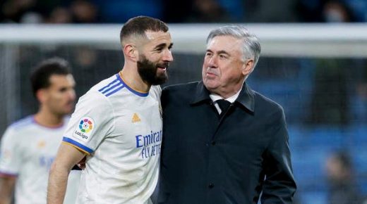 أنشيلوتي يحدد متى “يُعيد بنزيمة إلى الملعب”