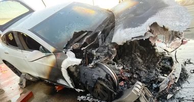 إطفاء سيارة تسلا بعد احتراق بطاريتها تلقائيًا بكمية مياة تستخدم لحريق مبنى