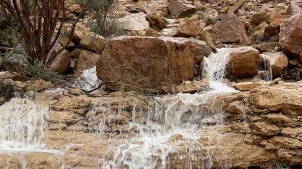 السعودية.. مشاهد خلابة لشلالات “الواشلة” وسط جبل “طويق”