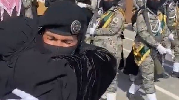 بدموع الفرح.. جندية سعودية تلقي التحية لوالدتها بعد تخرجها