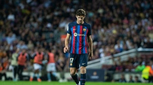 برشلونة يمدد عقد مدافعه حتى 2024
