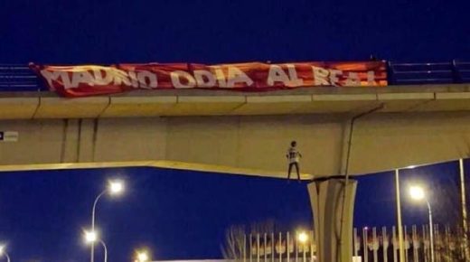 جماهير أتلتيكو تهاجم فينيسيوس عن طريق “دمية”.. والنادي يتضامن معه