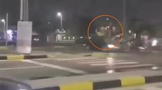 شاهد سيارة مسرعة تدهس قائدي دراجات نارية في القطيف