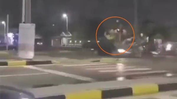 شاهد سيارة مسرعة تدهس قائدي دراجات نارية في القطيف