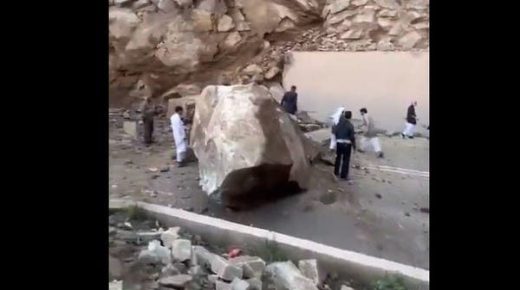 شاهد.. صخور تتساقط على عقبة التوحيد بالسعودية دون إصابات