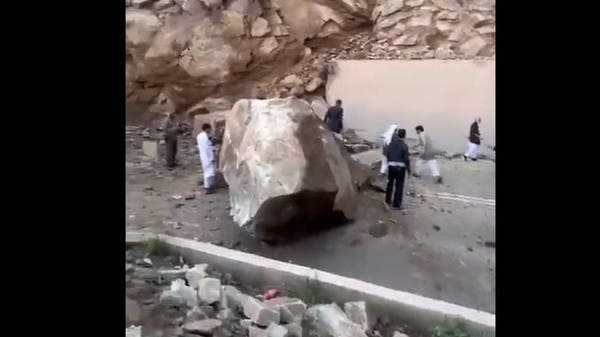 شاهد.. صخور تتساقط على عقبة التوحيد بالسعودية دون إصابات