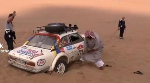  فزعة سعوديين لمتسابق رالي داكار علقت سيارته في الرمال