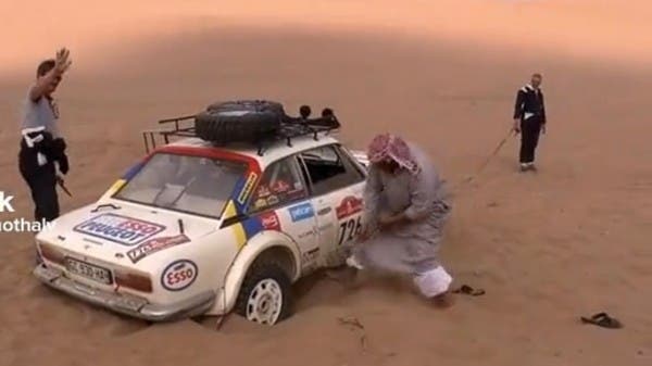  فزعة سعوديين لمتسابق رالي داكار علقت سيارته في الرمال