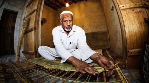 70 عاماً قضاها سعودي في صناعة “المداد”.. هذه قصته