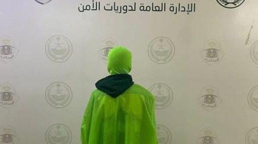  ارتدى ملابس خضراء غريبة وفرّ من رجال الأمن.. وشرطة الأحساء توقفه