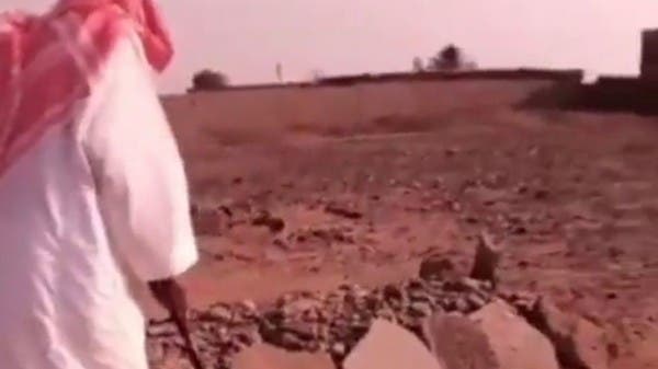 السلام عليكم يا يمة.. فيديو لمسن على قبر أمه يسحر السعوديين