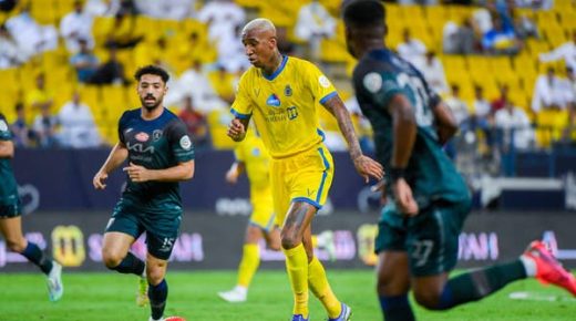 النصر يسعى للتمسك بالصدارة أمام الفتح