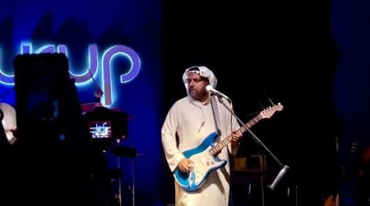 بزيه الوطني حاملا غيتاره.. سعودي يلفت الأنظار بعزفه أغاني أميركية