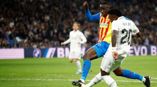 ريال مدريد يهزم فالنسيا ويواصل تقليص الفارق مع برشلونة